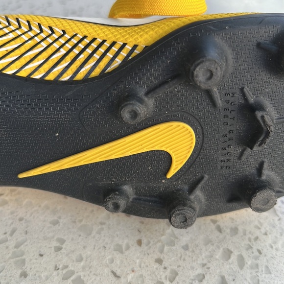 Boy’s Nike soccer shoes. - Picture 7 of 8